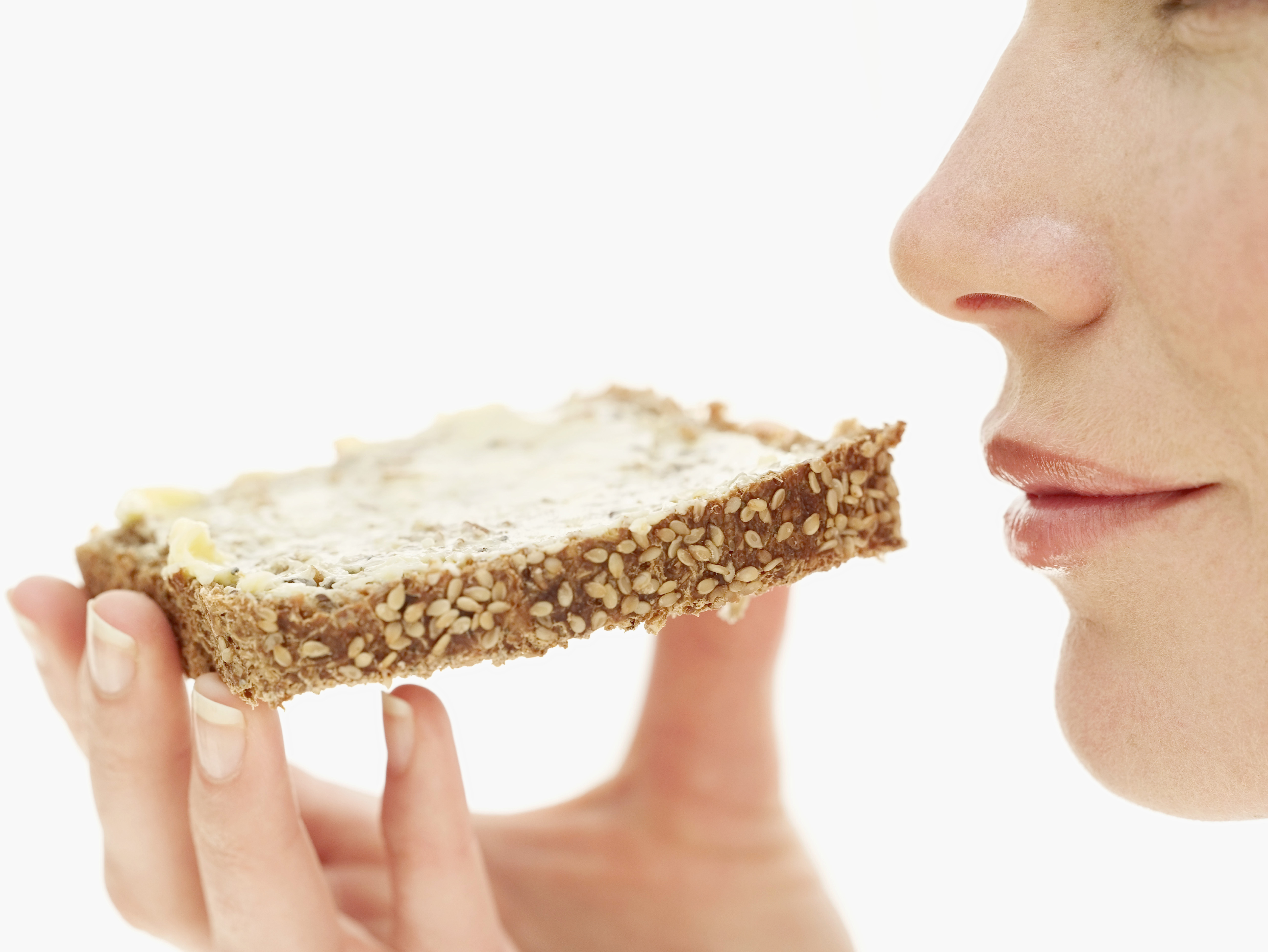 Человек есть много хлеба. Кушать хлеб. Человек ест хлеб. Девушка ест бутерброд. Девушка с бутербродом.