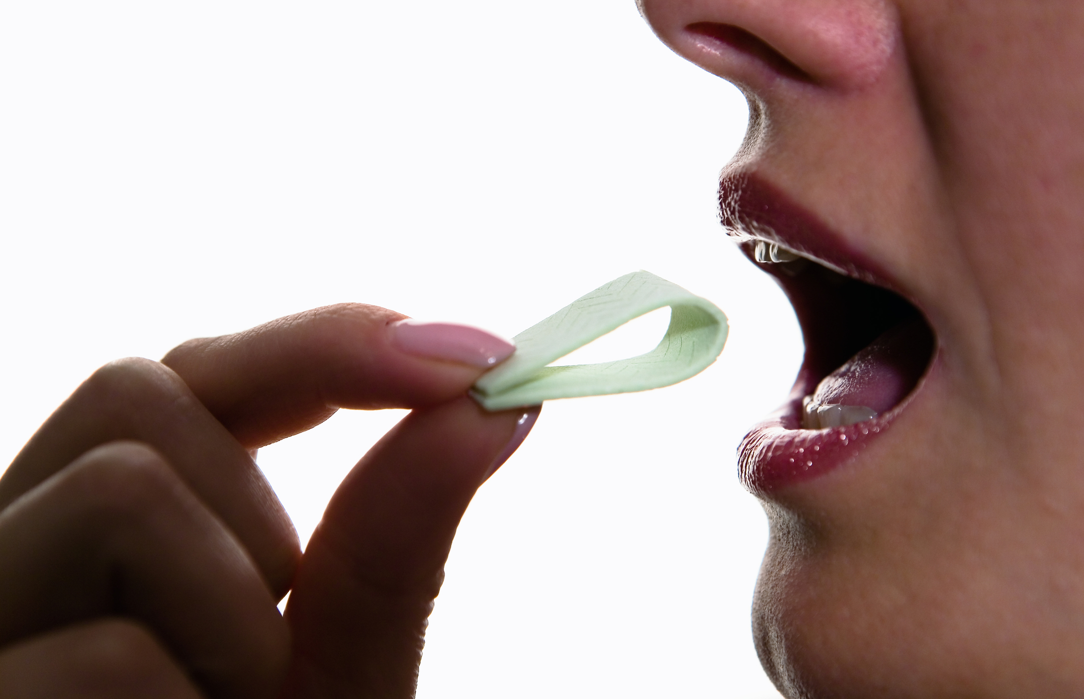 5 serious health risks from chewing gum