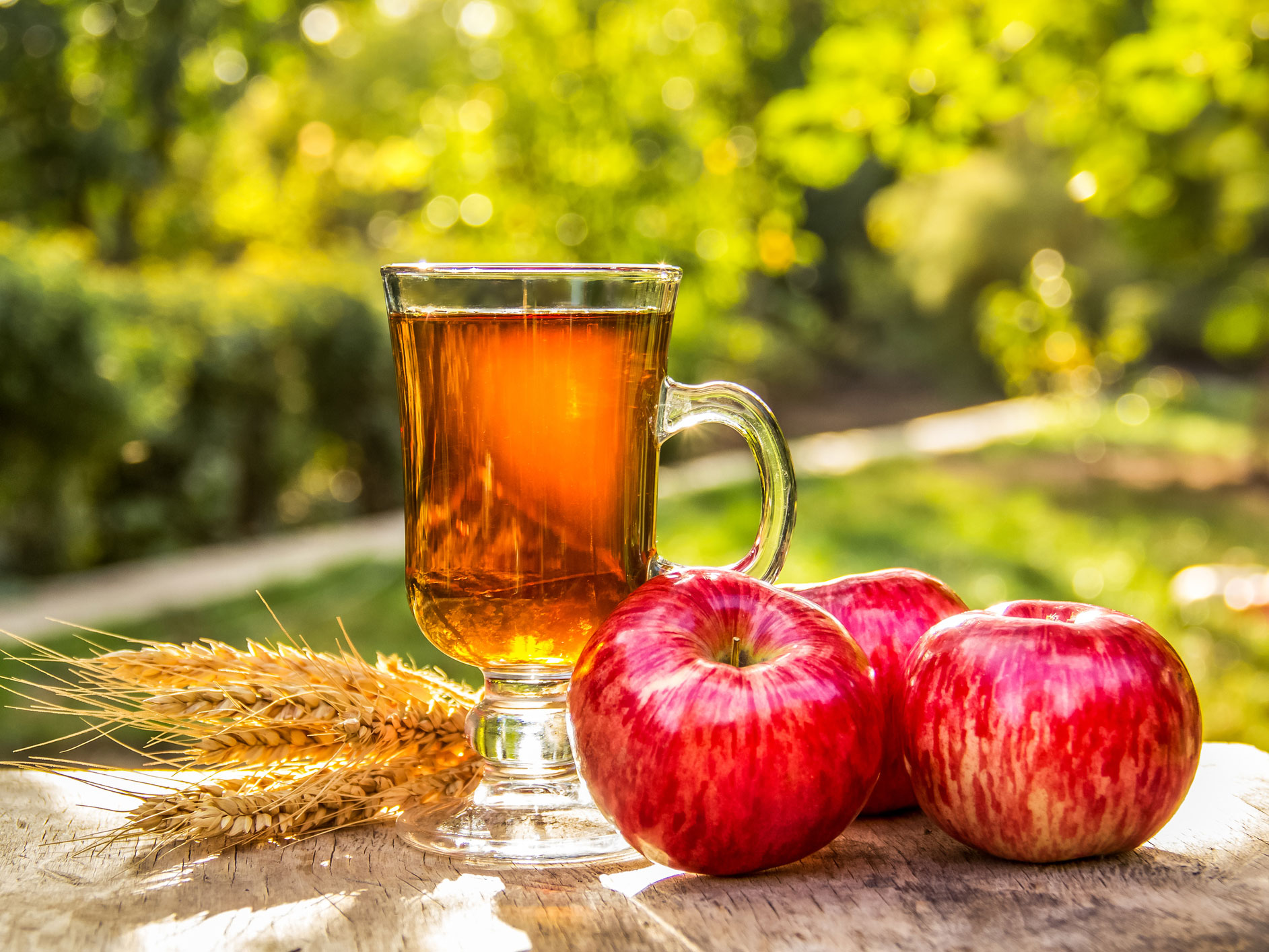 Why apples and tea help prevent heart disease and cancer