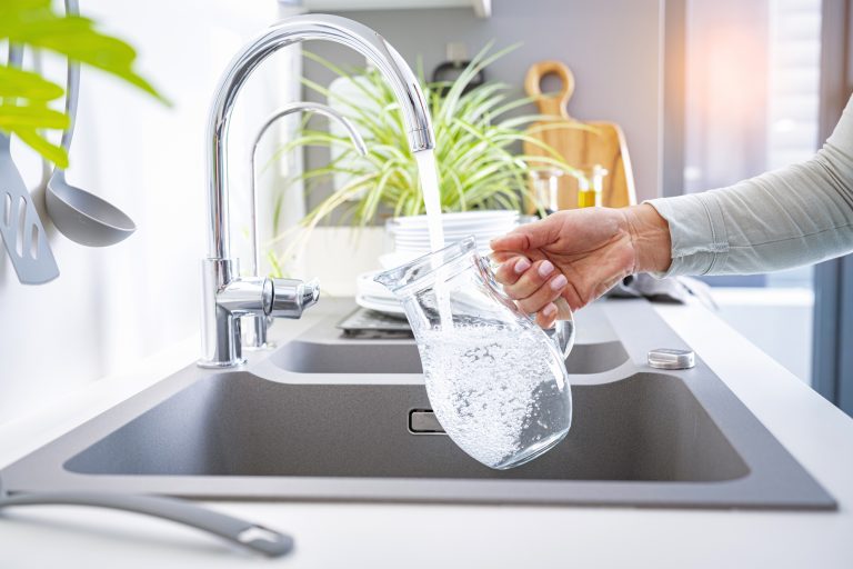 Remove microplastics from water in your own kitchen